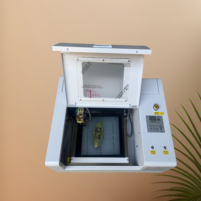 Macchina per il taglio e l'incisione laser CNC con tubo laser CO2 per legno tessile acrilico